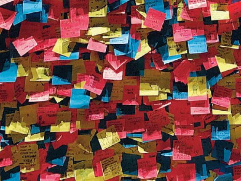 I post-it appiccicati dai visitatori di &ldquo;Dream, l&rsquo;arte incontra i sogni&rdquo; &ndash; al Chiostro del Bramante a Roma fino ai primi di maggio &ndash; sulle pareti del bookstore alla fine del percorso espositivo