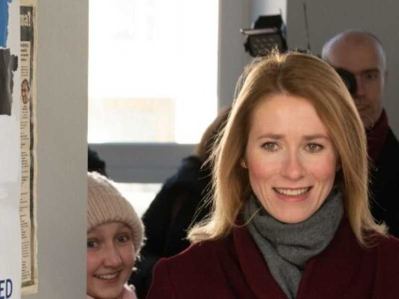 Kaja Kallas, leader dei riformatori, in un seggio a Tallinn (Foto LaPresse)