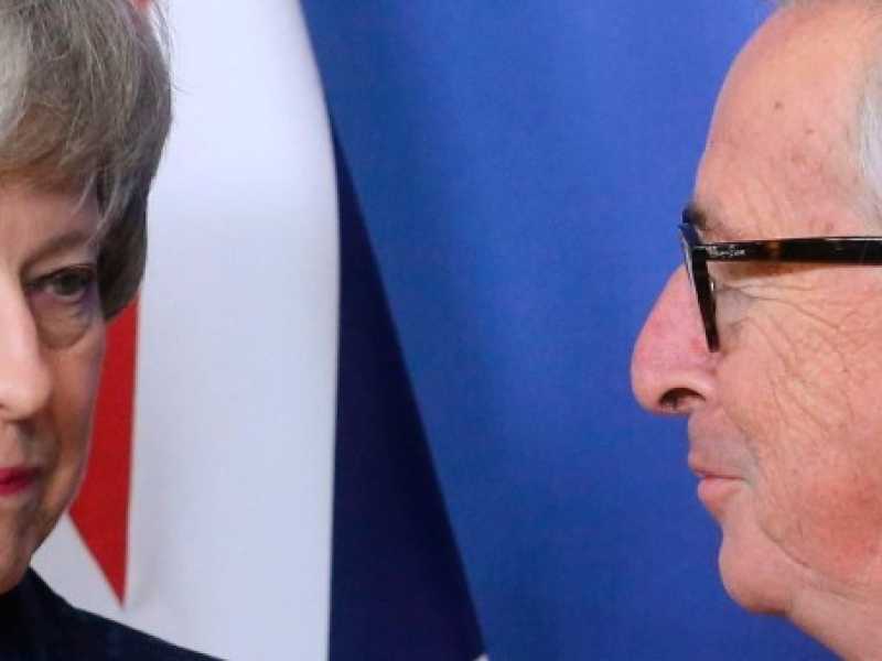 Bruxelles, Theresa May e il presidente della Commisione europea Jean-Claude Juncker (foto LaPresse)