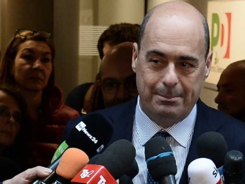 Nicola Zingaretti all'ingresso della sede del Pd (foto LaPresse)