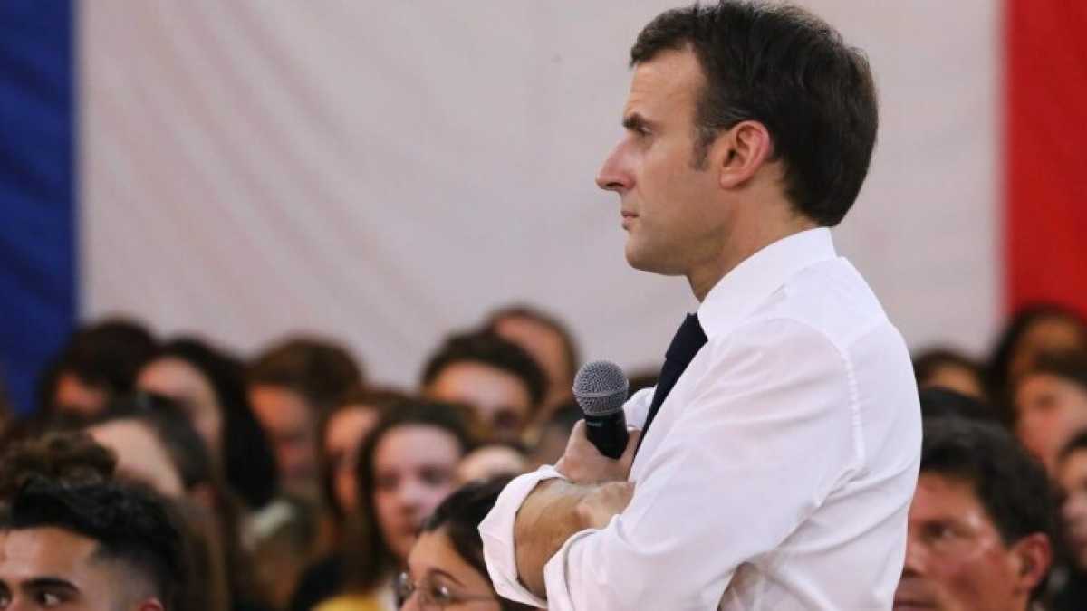 Immagine di Macron fa il suo reddito di cittadinanza, con una differenza: no deficit