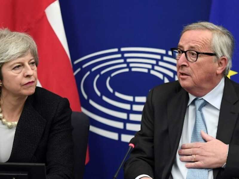Theresa May e Jean-Claude Juncker (foto LaPresse)