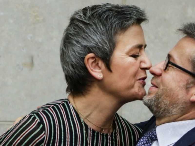 Margrethe Vestager, commissario europeo alla Concorrenza, ha bocciato la fusione tra la francese Alstom e la tedesca Siemens. Nella foto scherza col commissario alla Ricerca, Carlos Moedas (LaPresse)