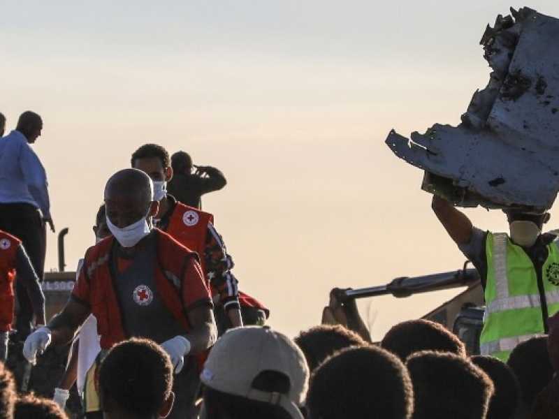 I resti del Boeing 737 Max 8 precipitato in Etiopia (Foto LaPresse)