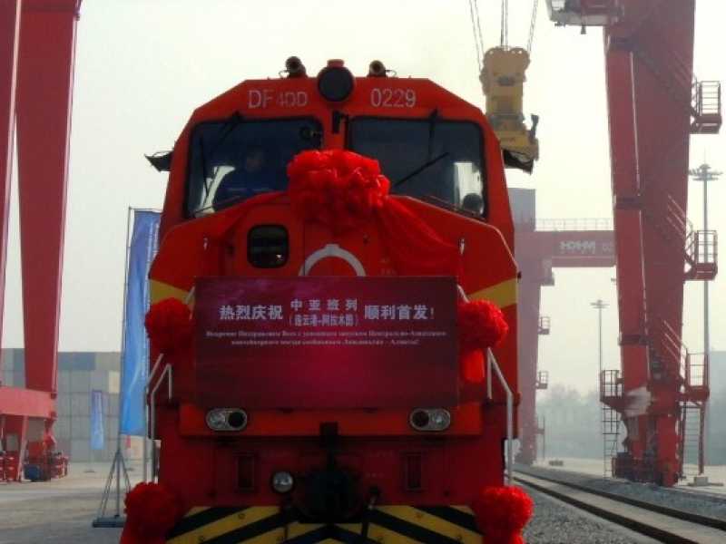 Nuova via della seta. La ferrovia che collega Cina e Kazakistan sar&agrave; un nuovo percorso per le merci provenienti dai paesi dell'Asia centrale (foto LaPresse)