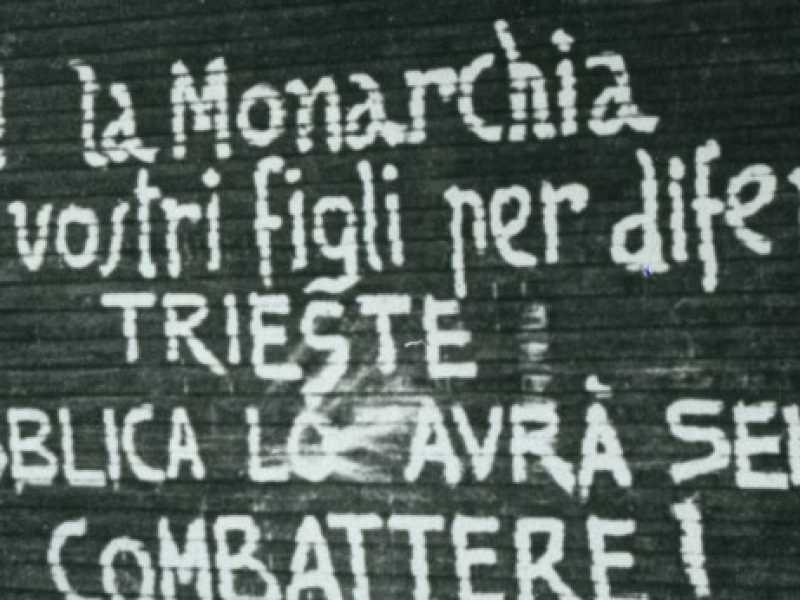 Una scritta antimonarchica nel giugno 1946 in vista del referendum istituzionale che fu celebrato il 2 giugno del 1946 (Foto LaPresse)