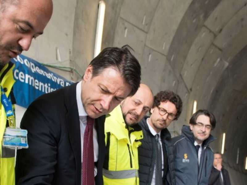 Il premier Giuseppe Conte in visita al cantiere dell'autostrada Caltanissetta&ndash;Agrigento (Foto LaPresse)