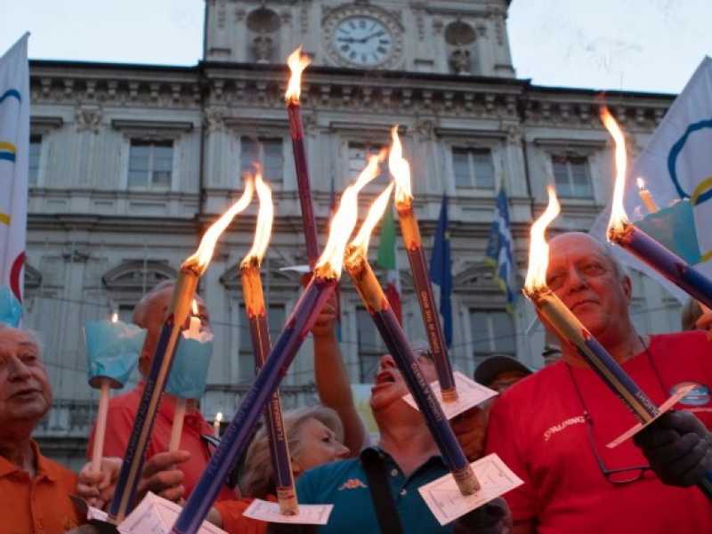 Una fiaccolata Pro Olimpiadi 2026 a Torino (foto LaPresse)