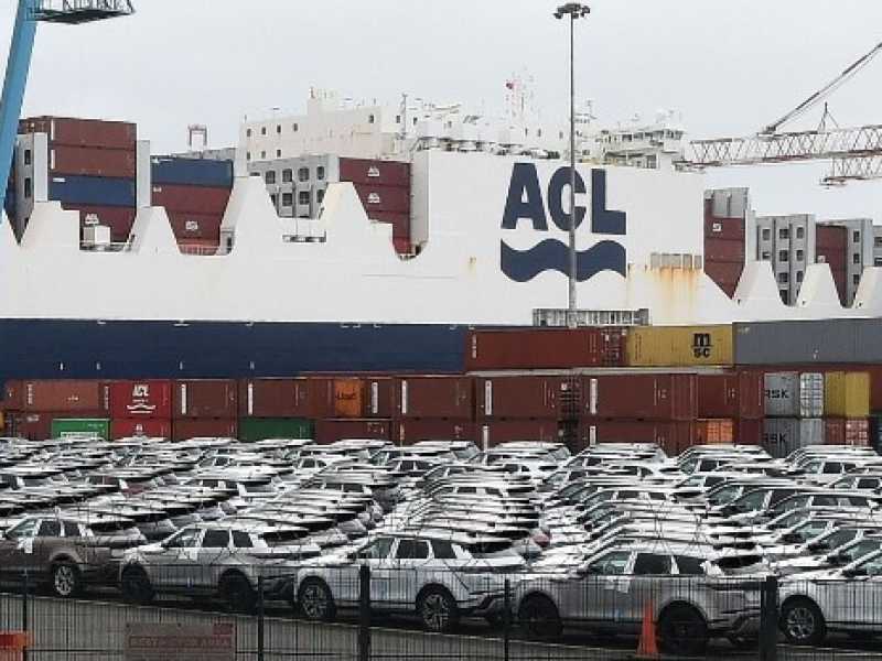 Alcune auto Land Rover al Porto di Liverpool. Il no deal potrebbe far salire il prezzo delle macchine importate dall'Europa (Foto LaPresse)