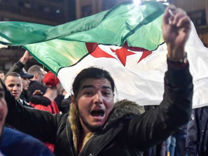 La gioia dei manifestanti di Algeri dopo il ritiro della candidatura di Bouteflika alle elezioni (foto LaPresse)
