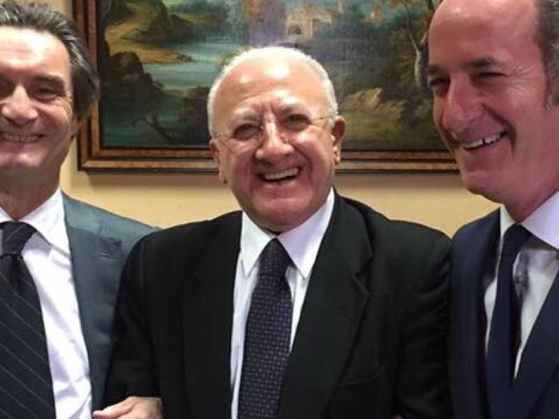 Attilio Fontana, Vincenzo De Luca e Luca Zaia (Presidenti della regioni Lombardia, Campania e Veneto) dopo un incontro sull'autonomia. Alle loro spalle Galli (Foto LaPresse)