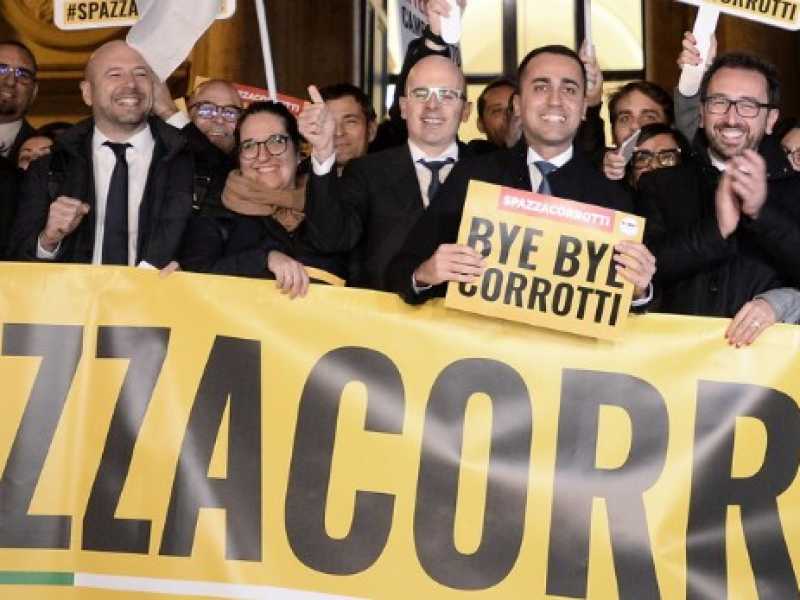 Luigi Di Maio e Alfonso Bonafede festeggiano l'approvazione dello &ldquo;spazzacorrotti&rdquo; davanti alla Camera (foto LaPresse)