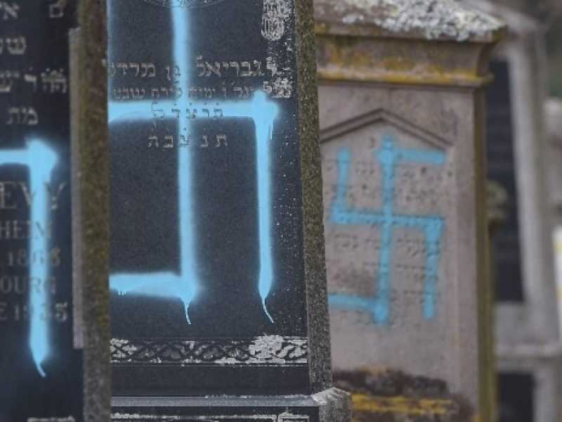 Il cimitero profanato in Alsazia, un grave atto di antisemitismo (foto LaPresse)