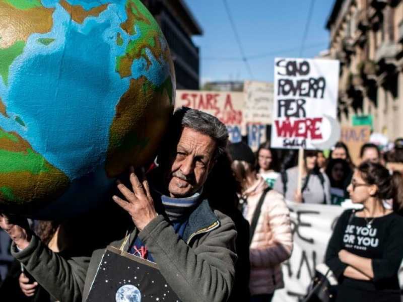 Migliaia di persone in piazza anche a Torino, per sostenere la battaglia ambientalista (Foto LaPresse)
