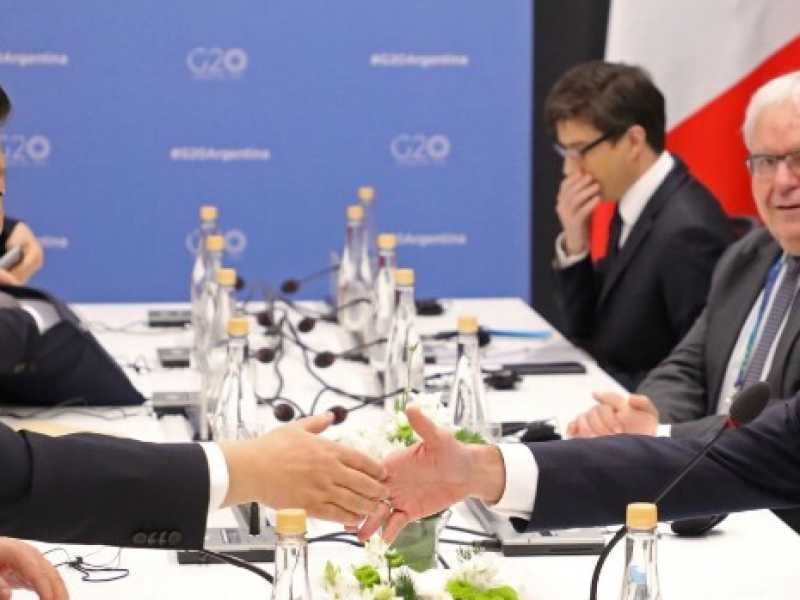 Il presidente francese Emmanuel Macron e il suo omologo cinese Xi Jinping al G20 di Buenos Aires (Foto LaPresse)