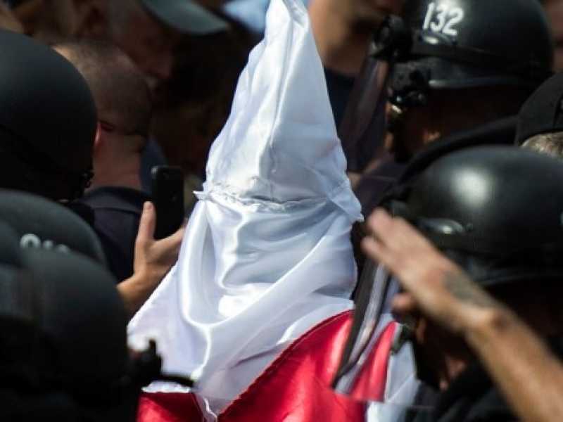 Un membro del Ku Klux klan durante la marcia "Unite the Right" a Charlottesville, in Virginia nel luglio 2017 (foto LaPresse)