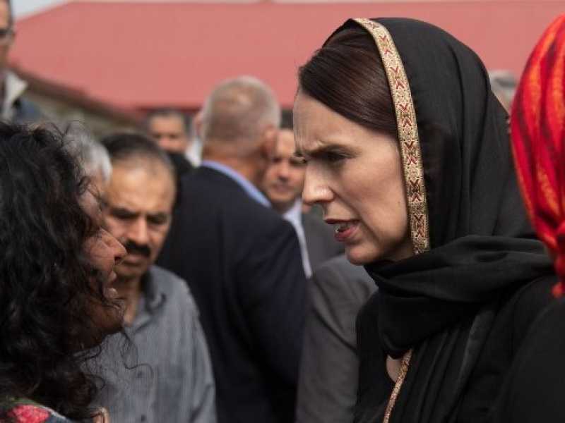Nuova Zelanda, il primo ministro Ardern a Christchurch il giorno dopo l'attentato (foto LaPresse)