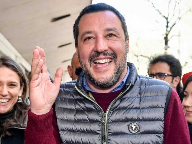 Matteo Salvini incotra i media all'esterno del Pirellone a Milano (Foto LaPresse)