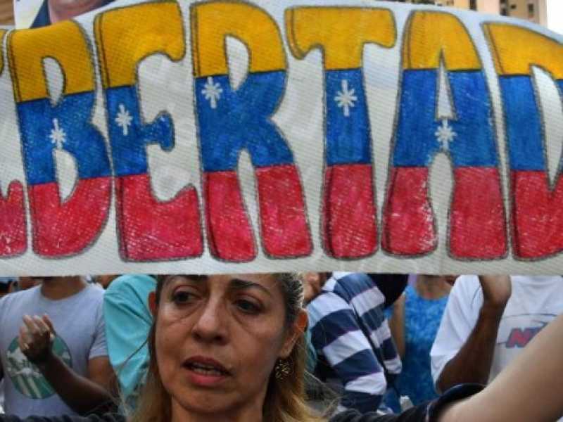 Una manifestazione di oppositori al regime di Maduro (foto LaPresse)