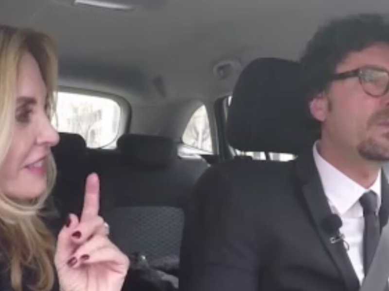 La giornalista Maria Leitner e il ministro Danilo Toninelli nel servizio del Tg2 Motori 
