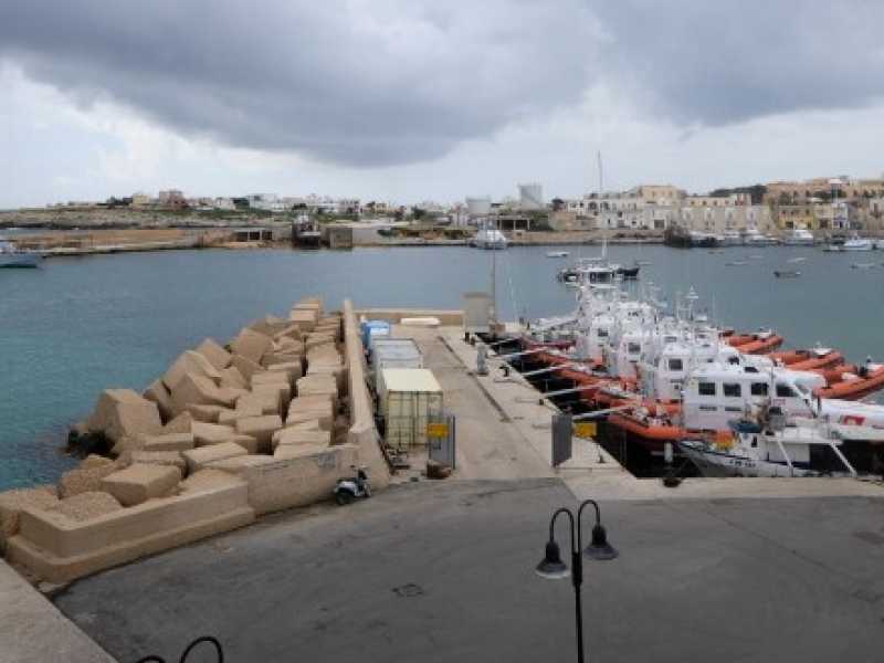 Il porto di Lampedusa. Foto LaPresse