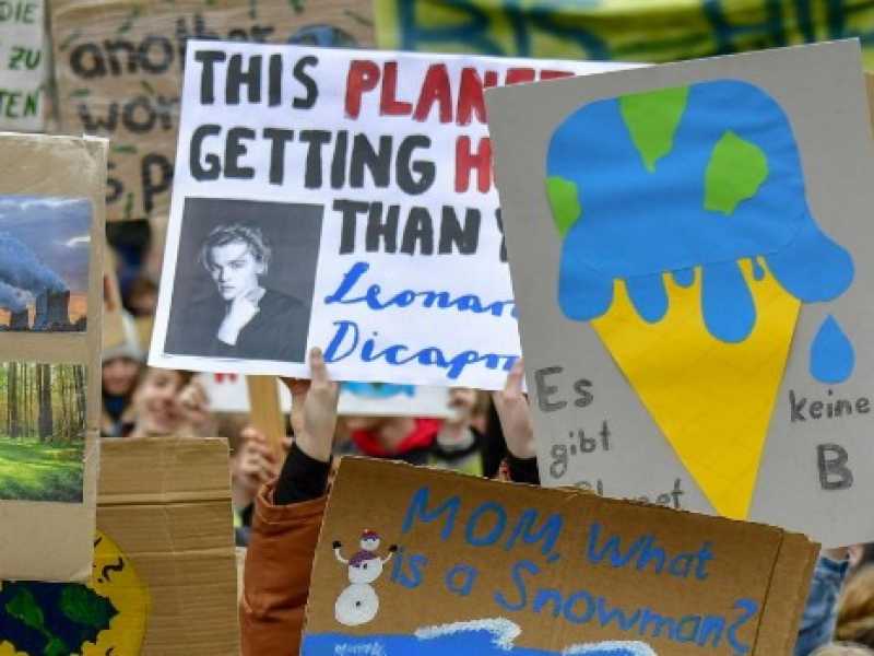 Le manifestazioni dei giovani contro il global warming si sono svolte venerd&igrave; scorso in molte capitali europee e mondiali (Foto LaPresse)