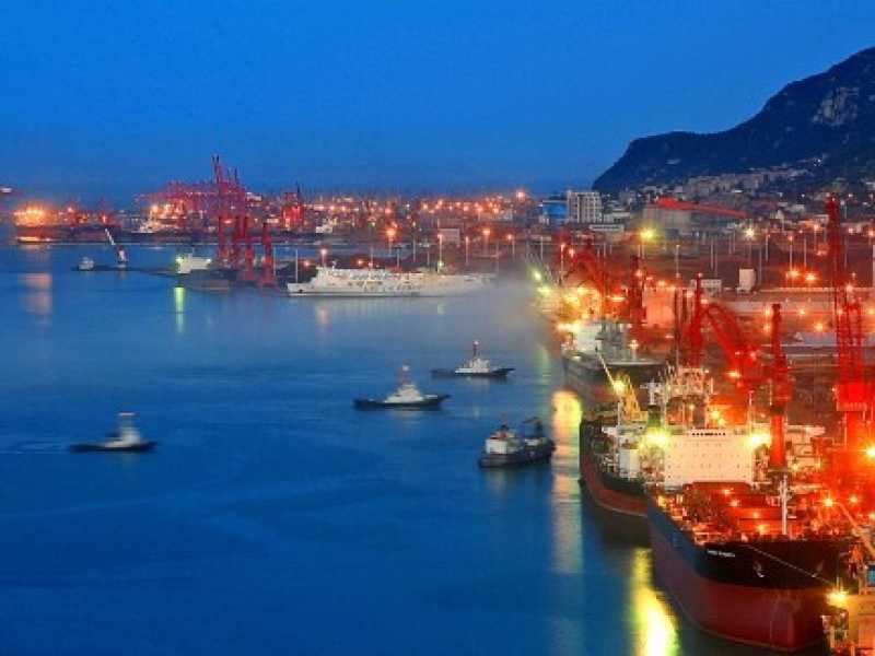 Vista notturna del porto di Lianyungang, uno dei principali sbocchi dalla Cina orientale all'Oceano Pacifico (foto LaPresse)