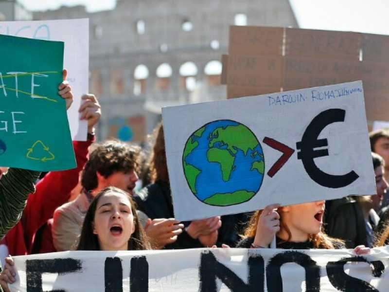 Il corteo di Roma di &ldquo;FridaysForFuture&rdquo;, la manifestazione mondiale contro i cambiamenti climatici e a difesa dell'ambiente (foto LaPresse)