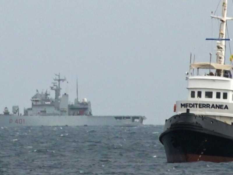 La nave Mare Jonio a Lampedusa con 49 migranti a bordo (foto LaPresse)