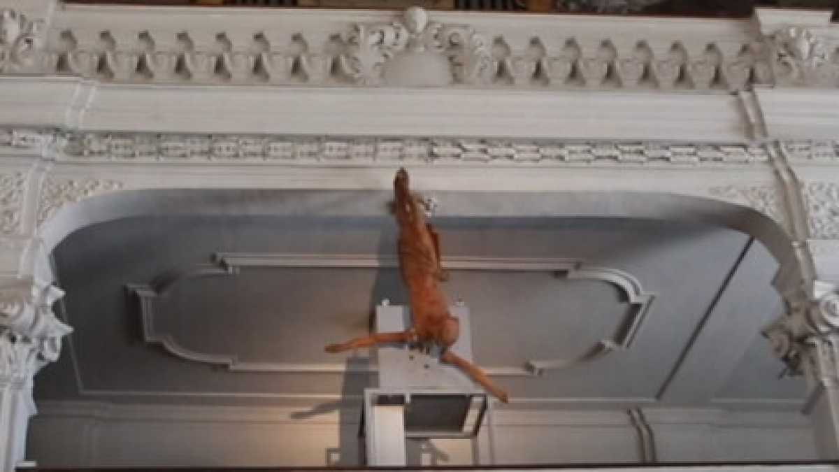 Immagine di Il vescovo di Innsbruck appende in chiesa un Cristo a testa in giù: “Sarà il nuovo orologio”