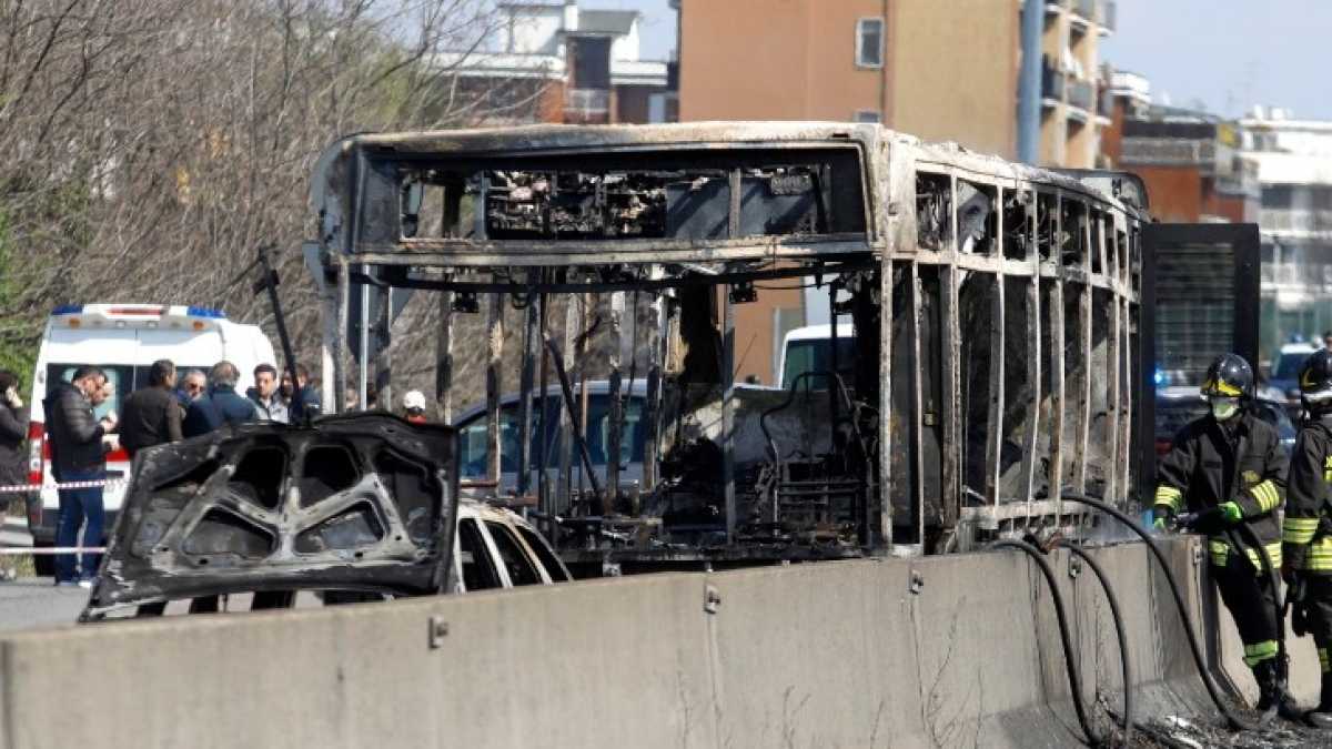 Immagine di Il bus dato alle fiamme a Milano e l'arresto di De Vito