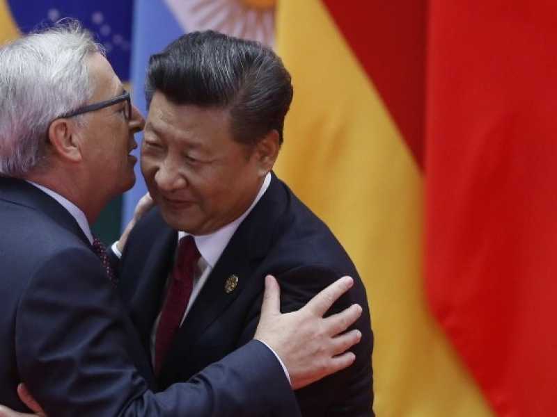 Jean-Claude Juncker e Xi Jinping (foto LaPresse)