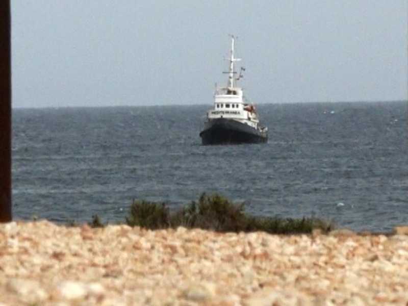 La nave Mare Jonio a Lampedusa con 49 migranti a bordo (foto LaPresse)
