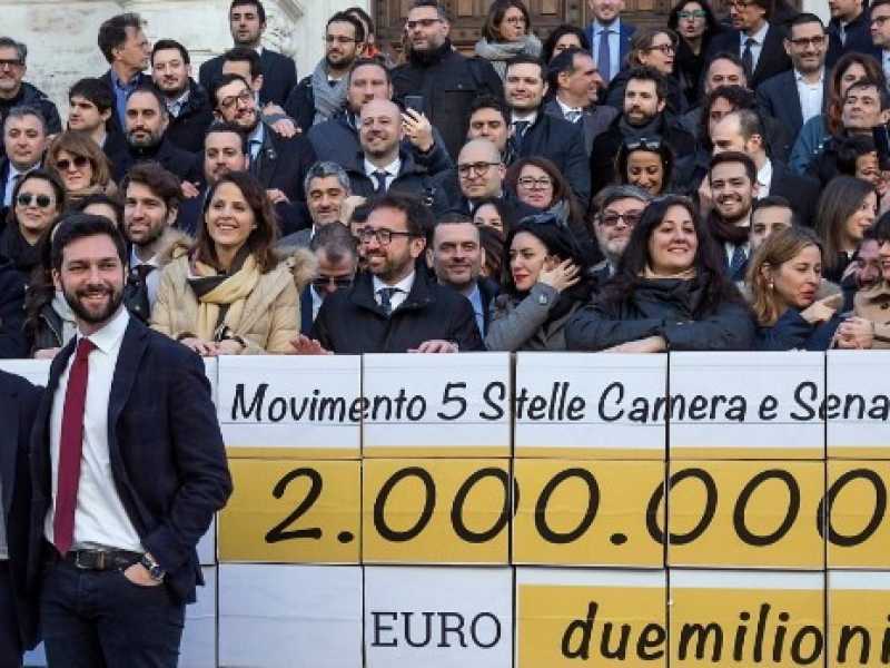 Stefano Patuanelli, Luigi Di Maio, Francesco D'Uva e i parlamentari M5S con l'assegno in Piazza del Parlamento per il Restituition Day (Foto LaPresse)