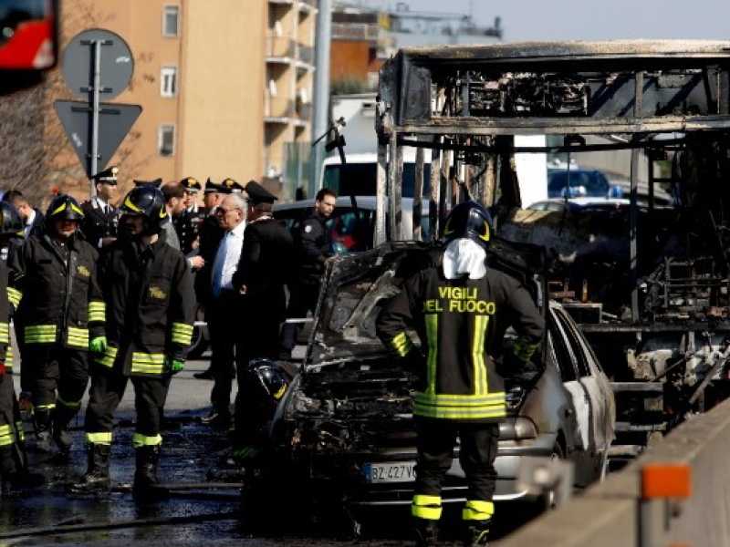 Un autista incendia l'autobus sulla Paullese: a bordo c'erano studenti di scuola media (foto LaPresse)