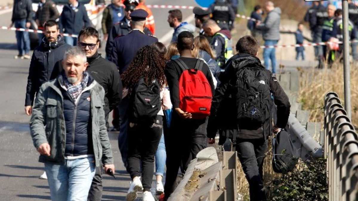Immagine di Sul pullman pieno di benzina, ecco i ragazzini che ci salveranno