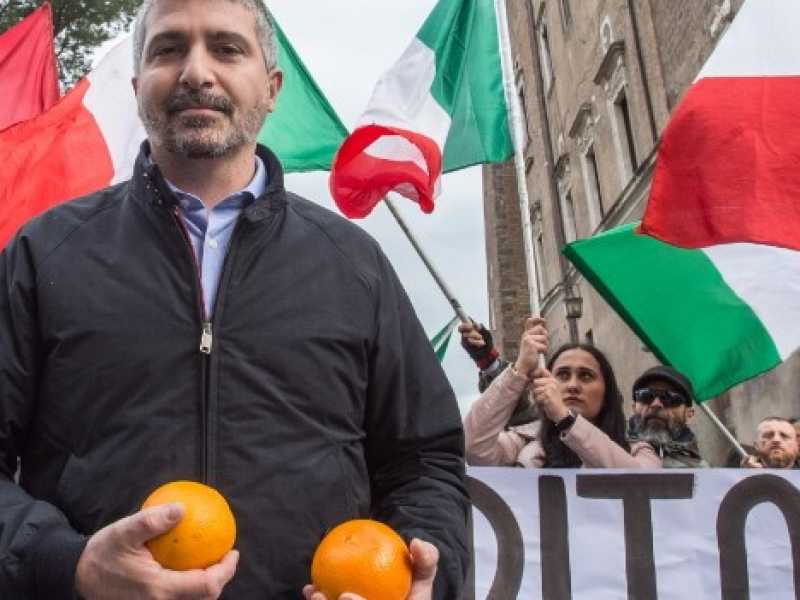 La manifestazione di CasaPound fuori dal Campidoglio (Foto LaPresse)