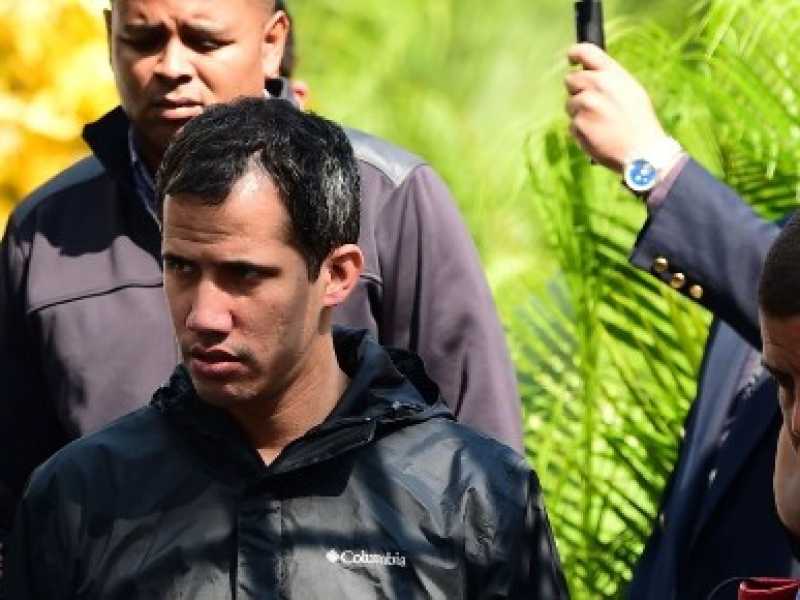 Guaid&oacute; lascia la casa di Marrero (Foto LaPresse)
