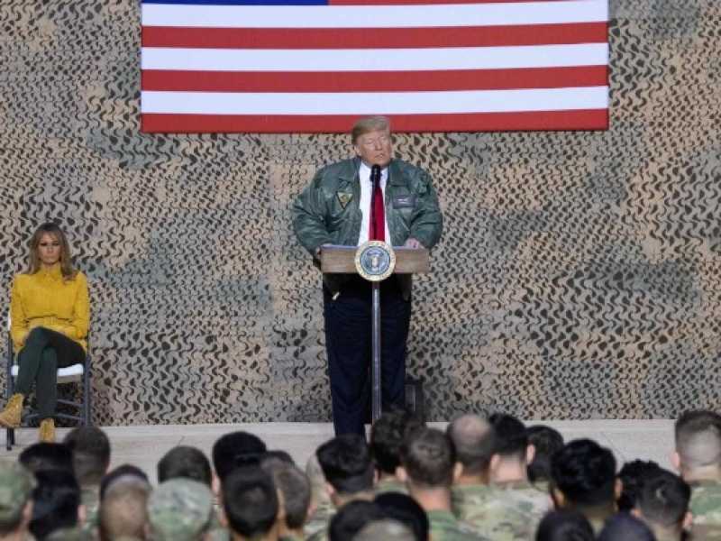 Il 26 dicembre 2018 Donald Trump è andato in visita alla base militare di al Asad in Iraq e ha parlato del ritiro militare dalla Siria (Foto LaPresse)