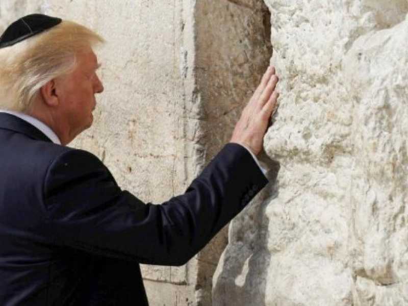 Donald Trump al muro del Pianto (foto LaPresse)