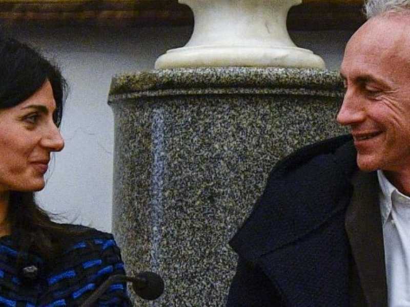 Marco Travaglio e Virginia Raggi (foto LaPresse)