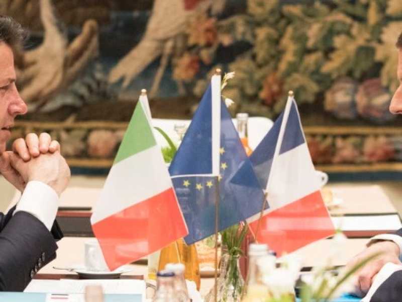 Giuseppe Conte ed Emmanuel Macron (foto LaPresse) 