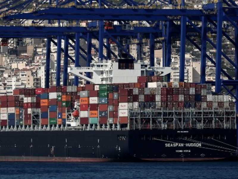 Il colosso cinese Cosco Shipping, controllato dal governo, oggi ha in mano i due terzi del porto del Pireo (foto Reuters)