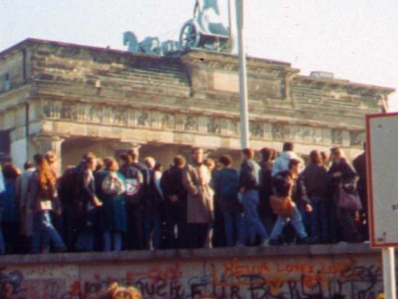 I tedeschi manifestano davanti alla Porta di Brandenburgo l'11 novembre 1989, il giorno in cui &egrave; caduto il muro di Berlino (Foto LaPresse)