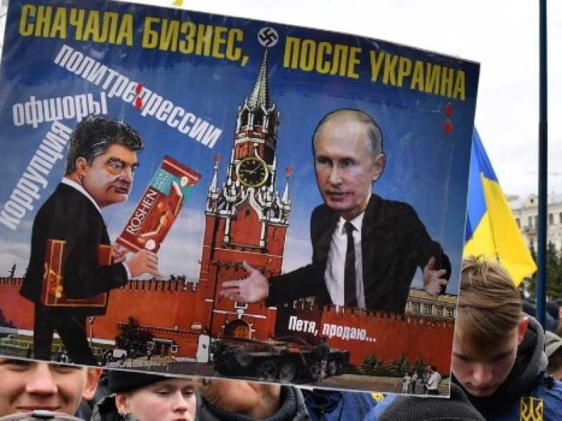 Una manifestazione di alcuni attivisti a Kiev contro il presidente ucraino Petro Poroshenko (Foto LaPresse)