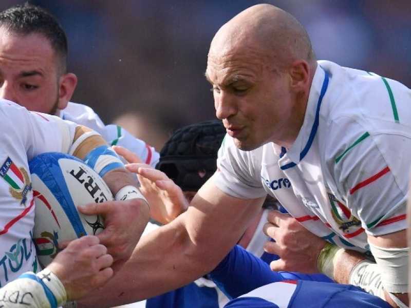 Non c&rsquo;&egrave; nulla di pol. corr. nel fair play del rugby, davvero in campo se le danno di santa ragione e poi basta (nella foto LaPresse, Sebastian Negri e Sergio Parisse in azione contro la Francia)