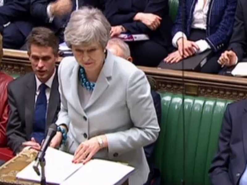 La premier britannica Theresa May risponde alle domande della Camera dei Comuni (Foto LaPresse)