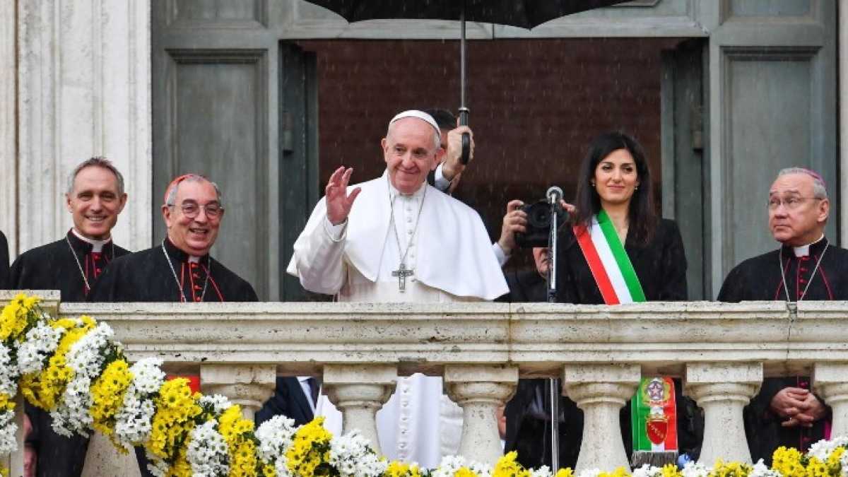 Immagine di Il Papa va in Campidoglio e Raggi chiede il miracolo