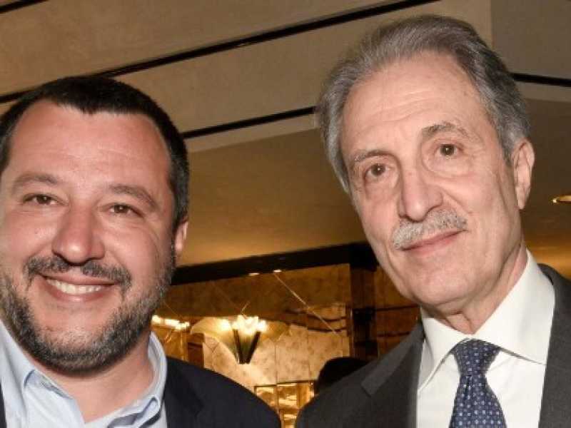 Matteo Salvini con il candidato gen. Vito Bardi a Potenza (LaPresse)
