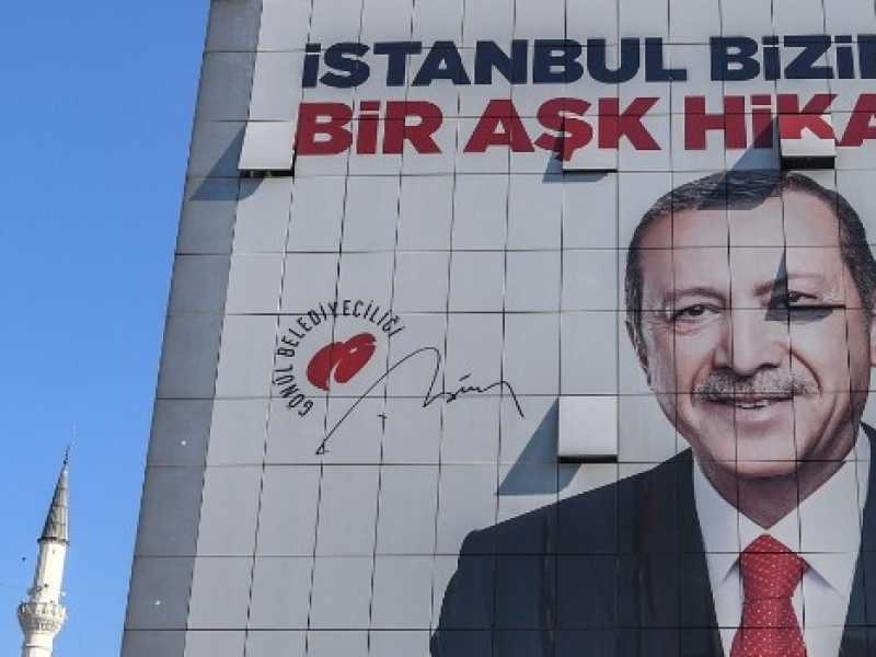 Un grande manifesto del presidente turco Erdogan con la scritta "Istanbul &egrave; una storia d'amore per noi" (Foto LaPresse)